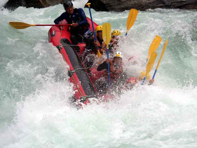 Highly intense! That is Yoshino River Rafting!