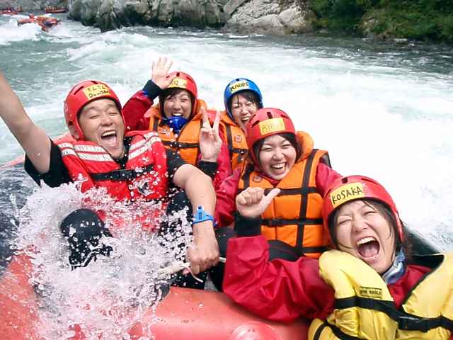 Try Yoshino River as a rafting fan!